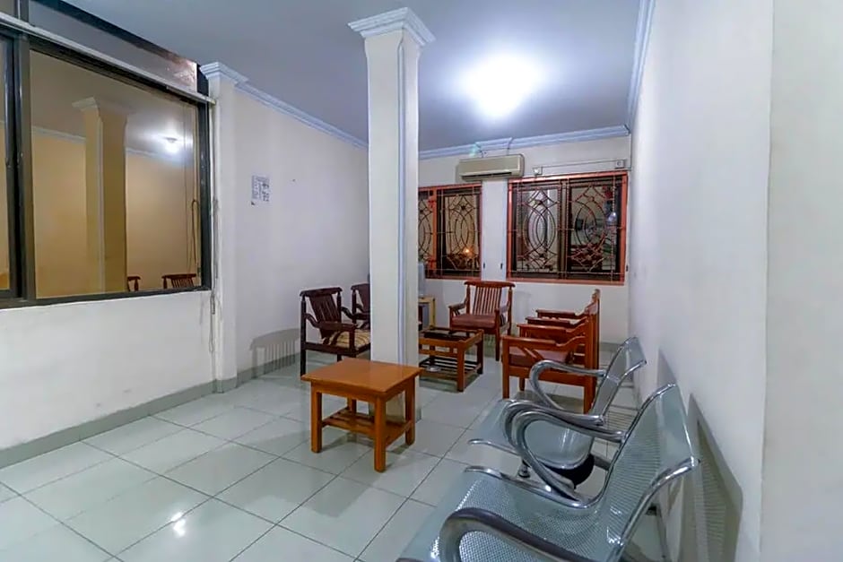 RedDoorz Plus near WTC Batanghari Mall