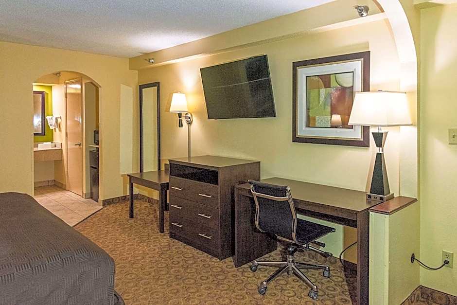 Rodeway Inn & Suites North Clarksville