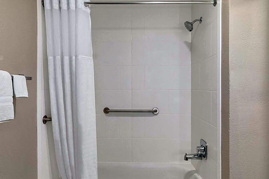 La Quinta Inn & Suites by Wyndham Peru Starved Rock St Park 