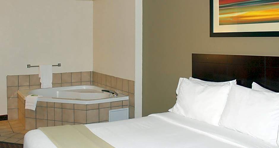 Holiday Inn Express & Suites Plainview by IHG