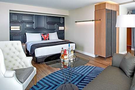 Cool Corner King, Guest room, 1 King, Corner room