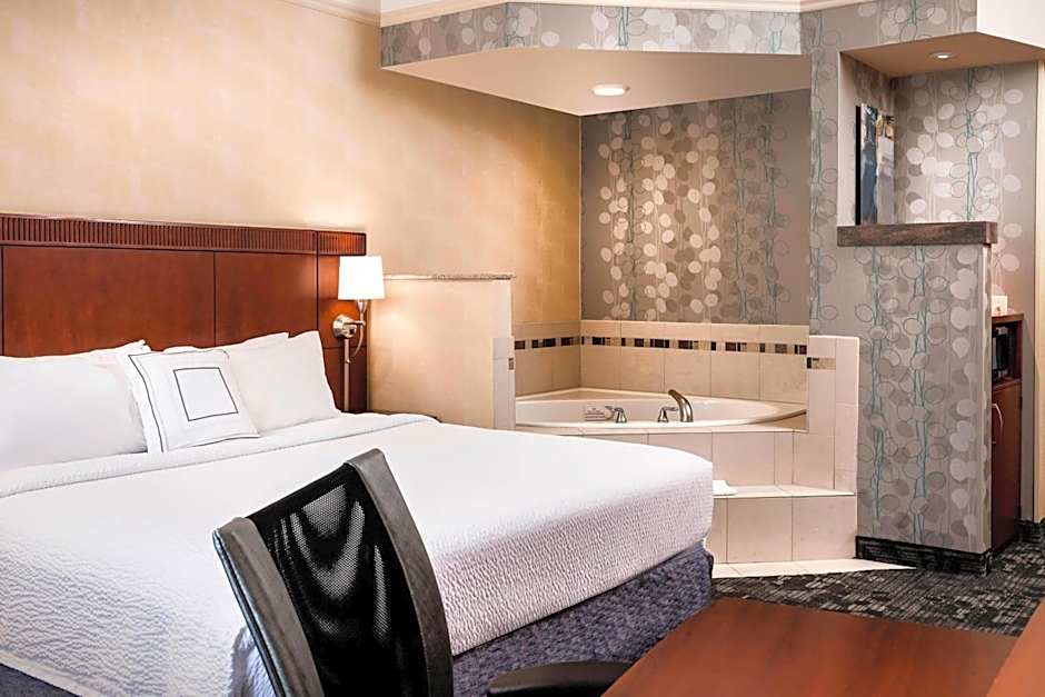 Courtyard by Marriott Kansas City Shawnee