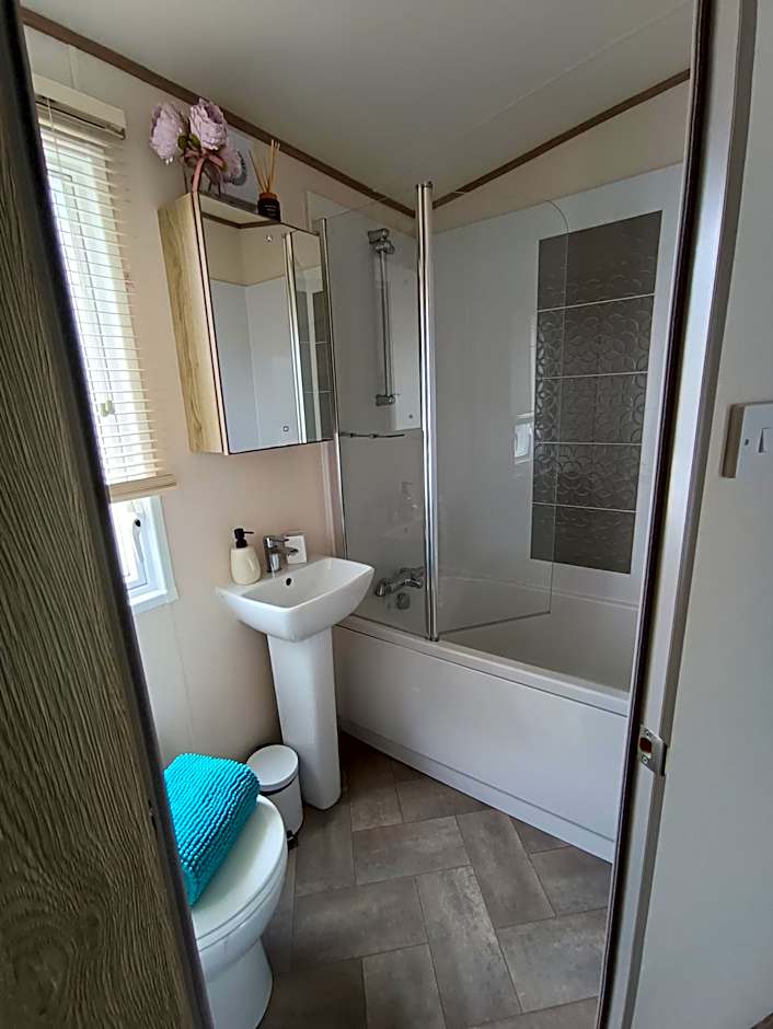 16 Lakeview, Pelham Retreat