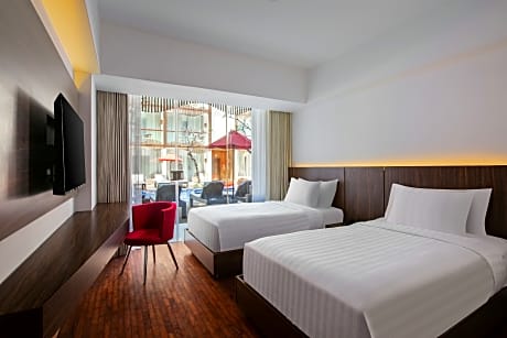 DELUXE POOL ACCESS ROOM