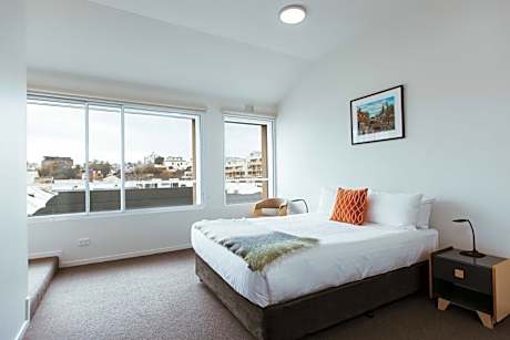 the KELLY'S STEPS - QUEEN Standard - Apt 4