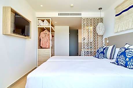 One-Bedroom Suite with Sea View