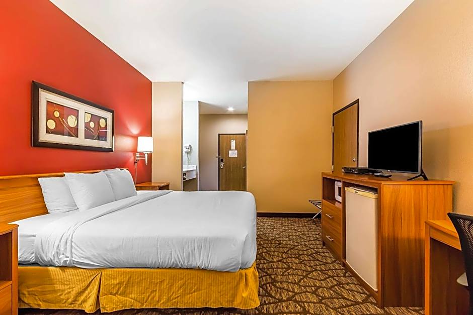 Quality Inn & Suites Chesterfield Village