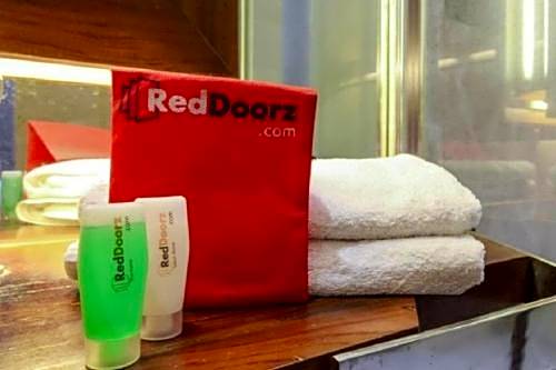 Reddoorz Plus near Makassar Town Square