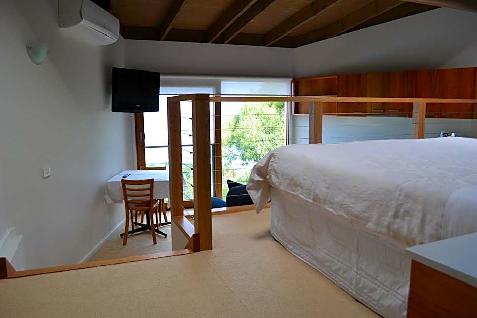 Chris's Beacon Point Restaurant & Villas