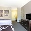 La Quinta Inn & Suites by Wyndham Miami Airport East