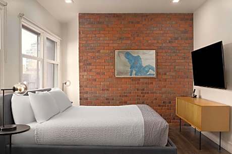 Studio Apartment with Bay View - Non-Smoking