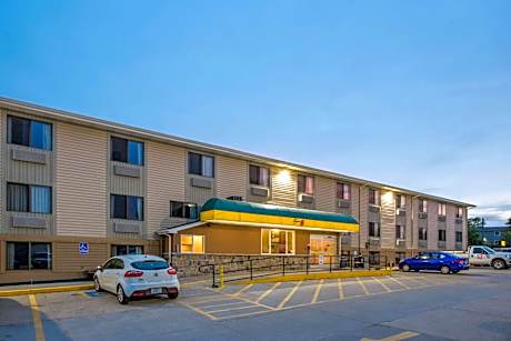 Super 8 by Wyndham Iowa City/Coralville