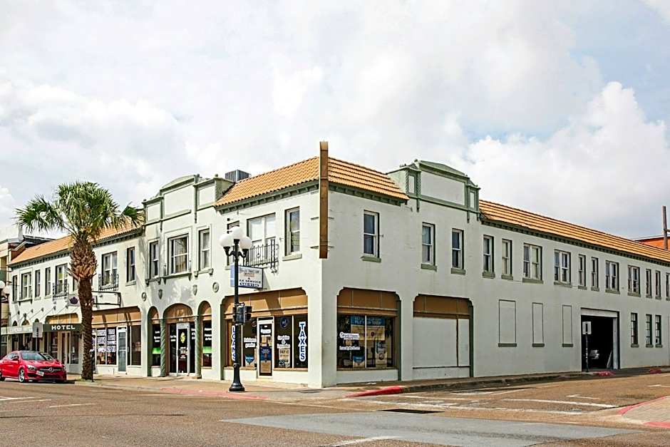 OYO Cameron Historic Hotel Brownsville I-69E