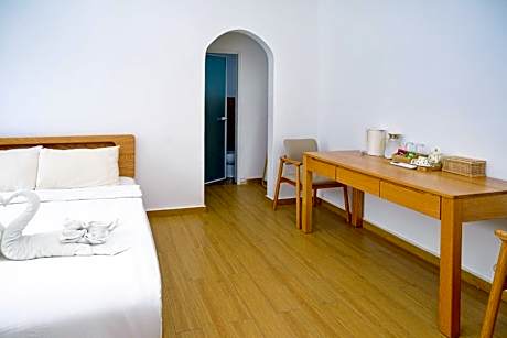 King Suite with Pool View