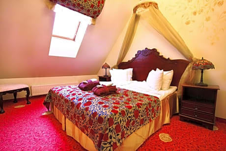 Suite with Fireplace and Spa Access