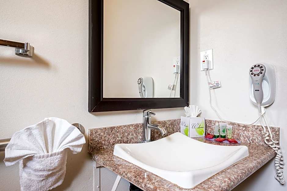 Solaire Inn & Suites