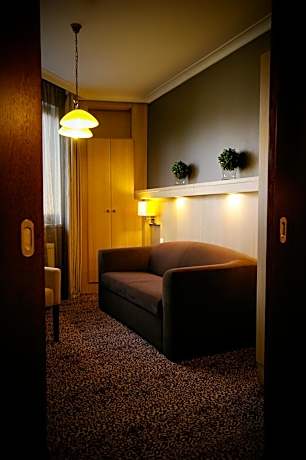 Family Suite (2 Adults + 2 Children)