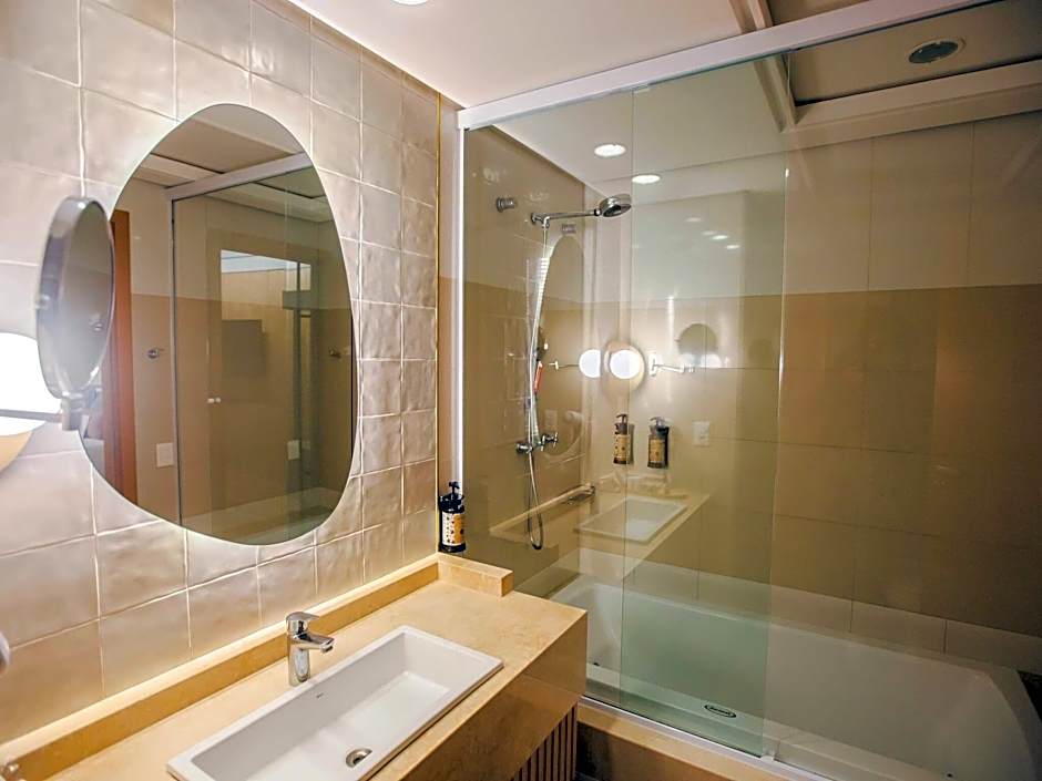Photo 1 of 10 of Junior 1 King Bed Suite, Sea View