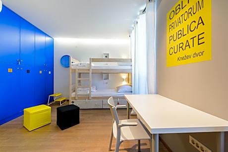 Bunk Bed in 4-Bed Dormitory Room with Garden View