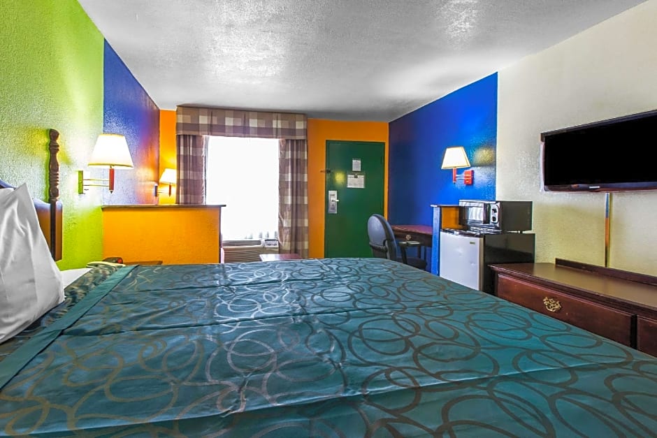 Econo Lodge Inn & Suites Macon