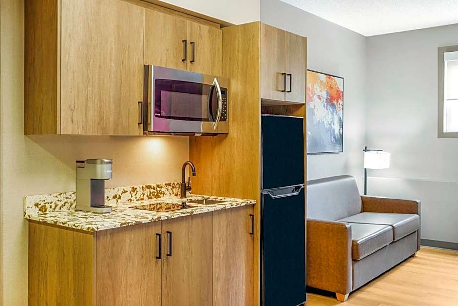 Days Inn & Suites by Wyndham West Edmonton