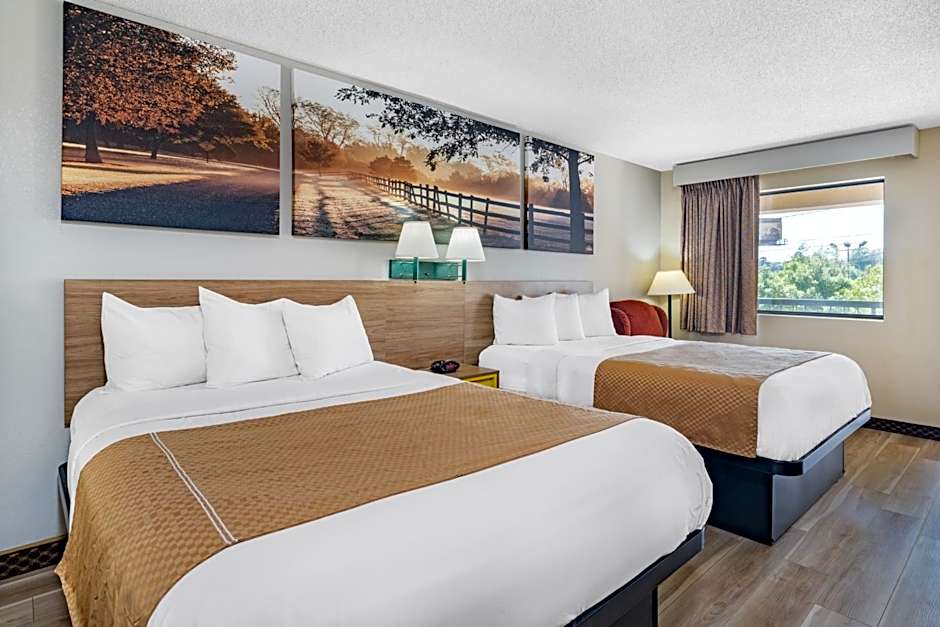 Days Inn by Wyndham Macon I-475