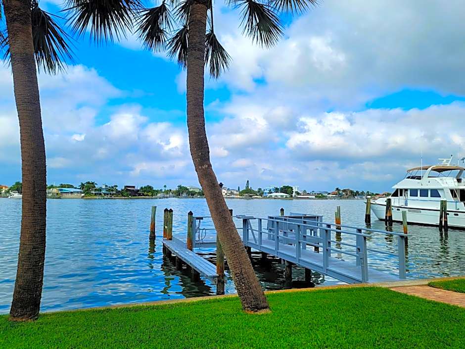 Searenity, Waterside studio in the heart of Treasure Island, walk to beach