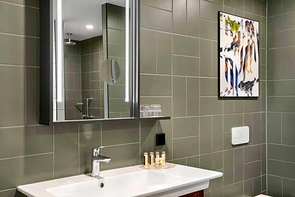 Renaissance by Marriott Amsterdam Schiphol Airport Hotel