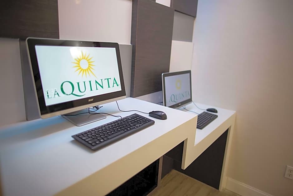 La Quinta Inn & Suites by Wyndham Houston - Normandy