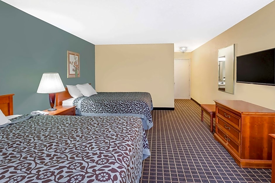 Days Inn & Suites by Wyndham Kalamazoo – Kalamazoo, MI