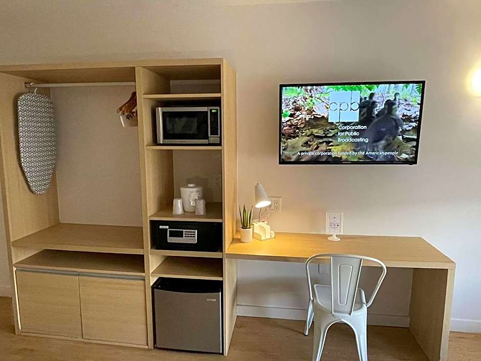 Newly renovated room in cozy hotel near Disney 2