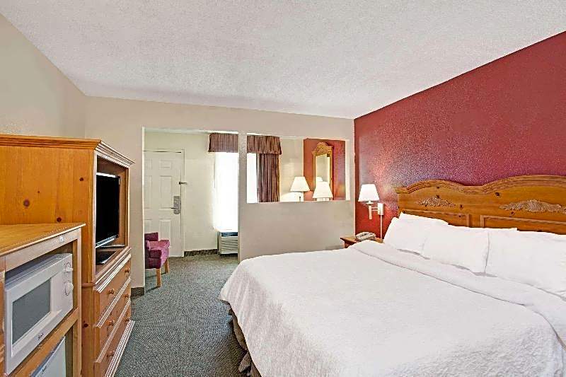 Days Inn & Suites by Wyndham Collierville Germantown Area