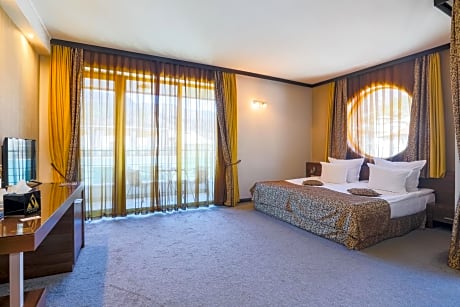 Deluxe Room with Balcony - Free Spa Access