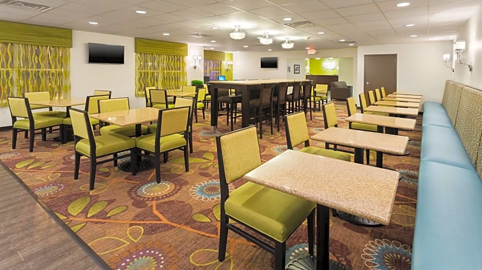 Holiday Inn Express & Suites WYOMISSING