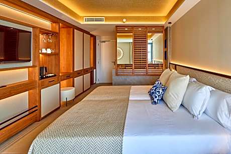 Junior Suite with Side Sea View (2 Adults + 1 Child)