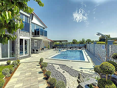 Villa in Fazana near Beach with Pool