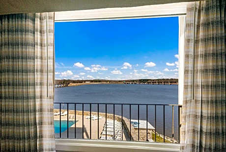 Queen Room with Two Queen Beds Lake Front - Non Smoking/Top Floor