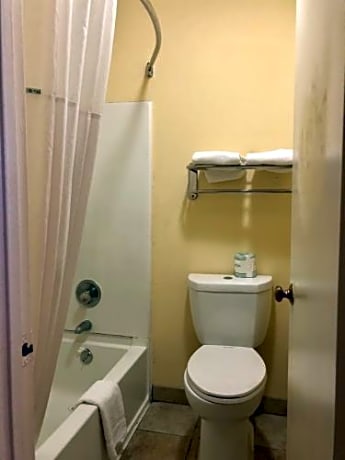 Queen Room - Non-Smoking