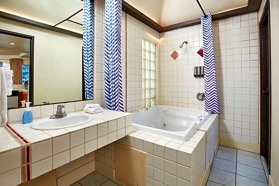 Seaport Village Inn, Avalon