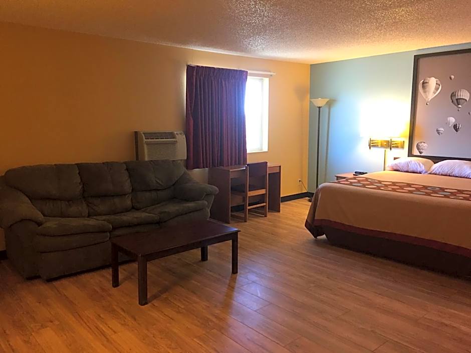 Super 8 by Wyndham Raton
