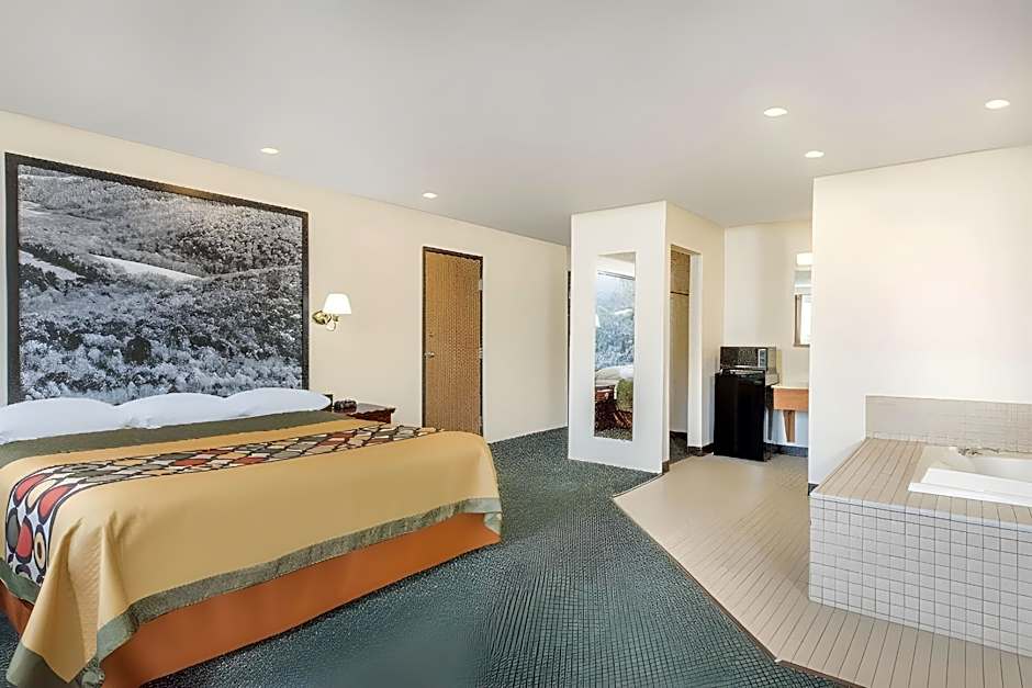 Super 8 by Wyndham Burnham/Lewistown