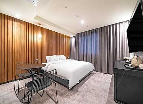 Standard Large Room - Non-Smoking