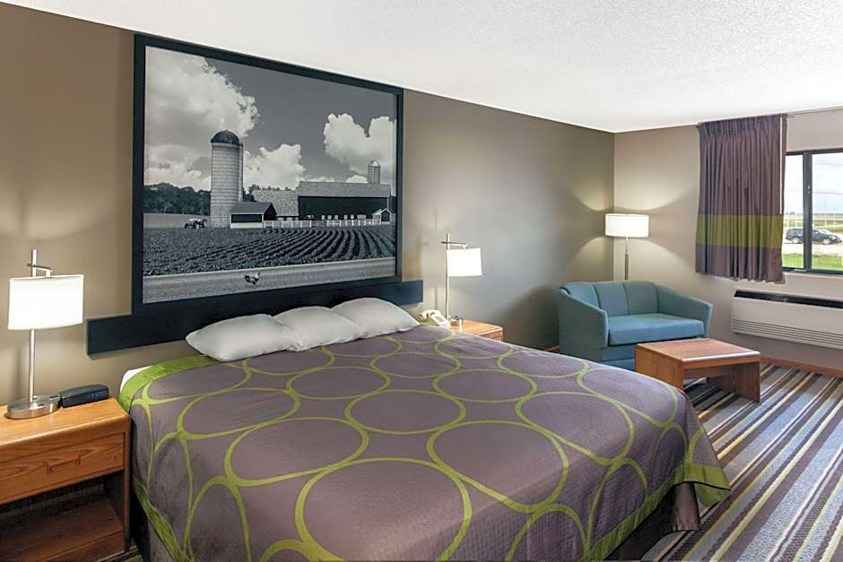 Super 8 by Wyndham Gilman