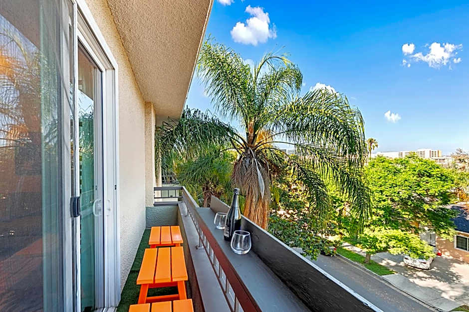 Beverly Hills 2 bed 2 bath Penthouse with Den and Parking 414