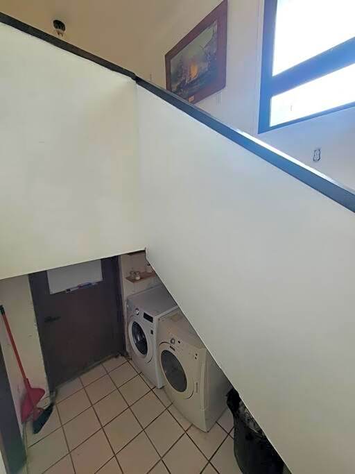 Cozy Farmhouse 10 Minutes From The Beach!