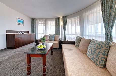 Apartment with Pool View