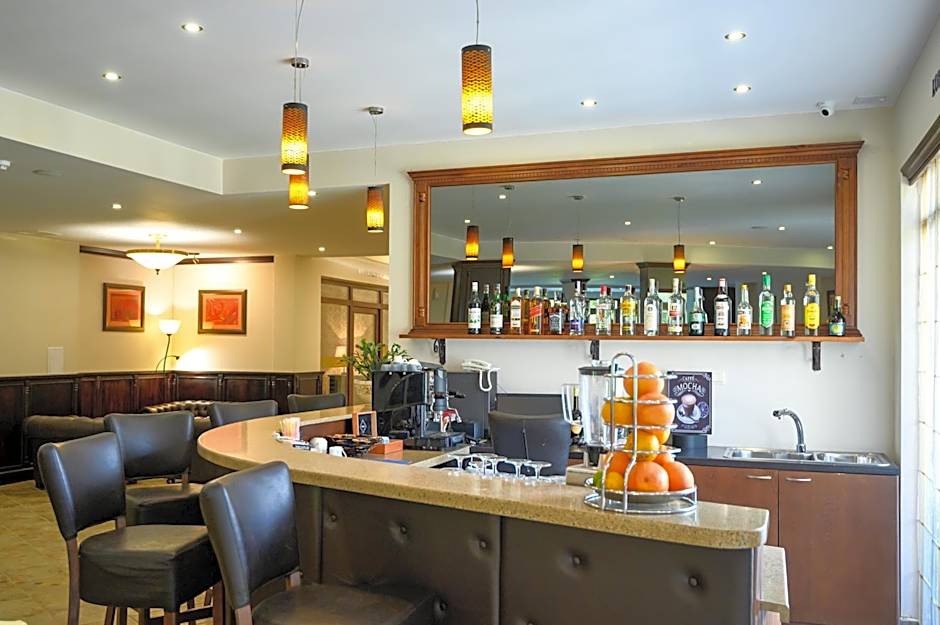 Parklands Hotel & Pool