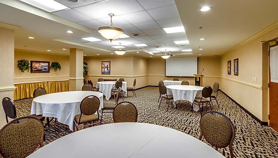 Monte Carlo Inns Brampton Suites