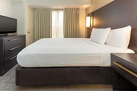 One-Bedroom Wellness Queen Suite with Sofa Bed - Mobility/Hearing Accessible with Tub