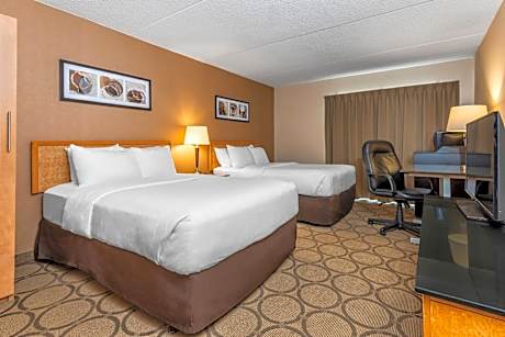 Queen Room with Two Queen Beds - Pet Friendly